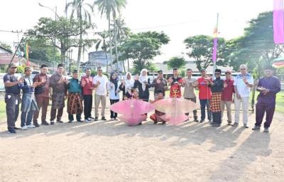 Peserta mengikuti lomba permainan tradisional gasing dan layang-layang pada peringatan Hari Jadi ke-514 Bengkalis di halaman Asrama Koramil 01 Bengkalis.