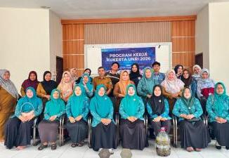 Mahasiswa KUKERTA Universitas Riau berfoto bersama perangkat desa dan warga setelah menggelar sosialisasi pengolahan sampah menjadi pupuk organik cair (POC) dan eco paving di Aula Kantor Desa Pangkalan Batang Barat, Kecamatan Bengkalis, Senin (20/7/2026).