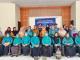 Mahasiswa KUKERTA Universitas Riau berfoto bersama perangkat desa dan warga setelah menggelar sosialisasi pengolahan sampah menjadi pupuk organik cair (POC) dan eco paving di Aula Kantor Desa Pangkalan Batang Barat, Kecamatan Bengkalis, Senin (20/7/2026).