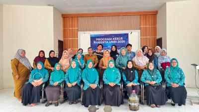 Mahasiswa KUKERTA Universitas Riau berfoto bersama perangkat desa dan warga setelah menggelar sosialisasi pengolahan sampah menjadi pupuk organik cair (POC) dan eco paving di Aula Kantor Desa Pangkalan Batang Barat, Kecamatan Bengkalis, Senin (20/7/2026).
