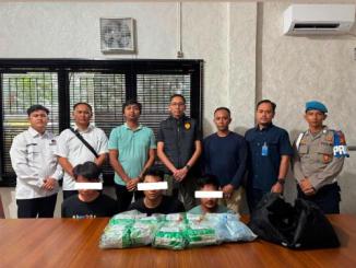 Petugas Satresnarkoba Polres Bengkalis memperlihatkan barang bukti delapan bungkus besar diduga sabu dan satu bungkus besar diduga ekstasi hasil pengungkapan kasus peredaran narkotika.