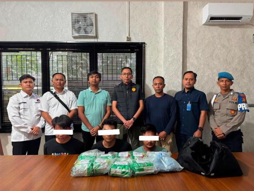 Petugas Satresnarkoba Polres Bengkalis memperlihatkan barang bukti delapan bungkus besar diduga sabu dan satu bungkus besar diduga ekstasi hasil pengungkapan kasus peredaran narkotika.