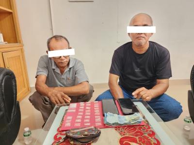 Petugas Polsek Mandau menunjukkan barang bukti 30 paket sabu hasil penangkapan dua tersangka di Bengkalis.