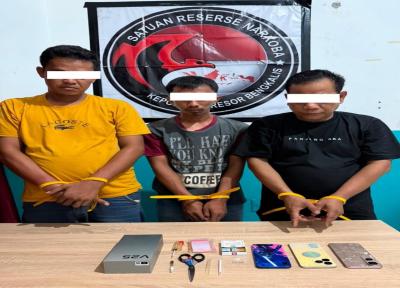 Petugas Satres Narkoba Polres Bengkalis menunjukkan tiga terduga pelaku beserta barang bukti sabu hasil pengungkapan kasus narkotika di Bathin Solapan.