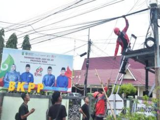 Diskominfotik Bengkalis bersama ISP menata kabel fiber optic di ruas jalan protokol Pulau Bengkalis