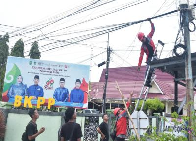 Diskominfotik Bengkalis bersama ISP menata kabel fiber optic di ruas jalan protokol Pulau Bengkalis
