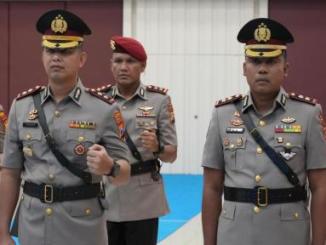 AKBP Eko Rubiyanto menerima tongkat komando Kapolres Bengkalis dari AKBP Fahrian Saleh Siregar