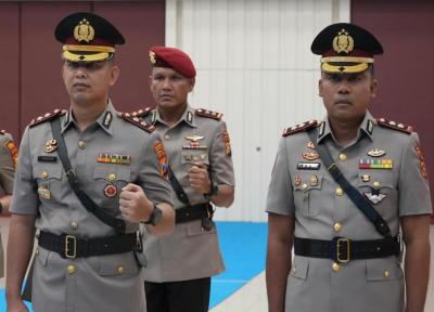 AKBP Eko Rubiyanto menerima tongkat komando Kapolres Bengkalis dari AKBP Fahrian Saleh Siregar