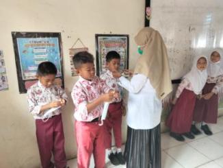 Mitra SPPG Sungai Alam membagikan masker kepada siswa sekolah penerima manfaat MBG di Bengkalis, Rabu, 30 September 2026.