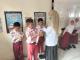 Mitra SPPG Sungai Alam membagikan masker kepada siswa sekolah penerima manfaat MBG di Bengkalis, Rabu, 30 September 2026.