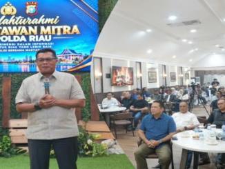 Kapolda Riau Irjen Pol Arman Achdiat berdialog dengan jurnalis di Pekanbaru.