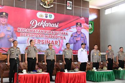 Wakil Kapolda Riau Brigadir Jenderal Simson Zet Ringu bersama Kapolres Bengkalis Ajun Komisaris Besar Eko Rubiyanto memantau Pelabuhan Roro Desa Tanjung Medang, Rupat Utara, Bengkalis, Rabu, 28 Oktober 2026.