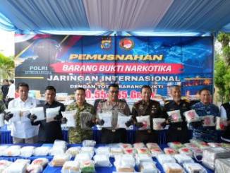 Polda Riau menunjukkan barang bukti narkotika seberat 100,55 kilogram sebelum dimusnahkan di Pekanbaru.