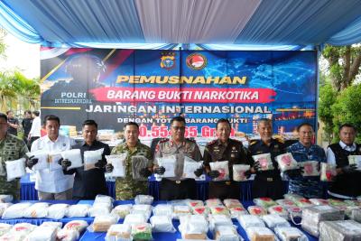Polda Riau menunjukkan barang bukti narkotika seberat 100,55 kilogram sebelum dimusnahkan di Pekanbaru.
